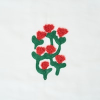 パイル刺繍とステッチで描かれた立体感のある柄