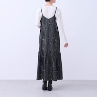 モデル身長168cm／M ※写真は撮影用のため総丈+8cm（裾切替までで5cm、切替下で3cm）