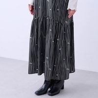 ゆったりとしたAラインフォルムで体のラインを拾いにくい
