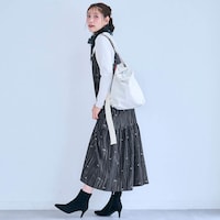 モデル身長168cm／M ※写真は撮影用のため総丈+8cm（裾切替までで5cm、切替下で3cm）