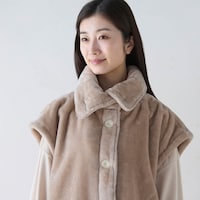 ボタンの開け閉めで襟元のニュアンスを変えられます