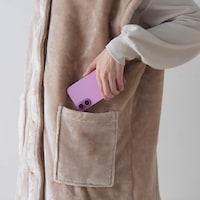 スマートフォンが入れられる大きめポケット付き