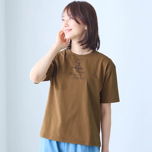 ゆったりシルエットの刺繍プリントTシャツ