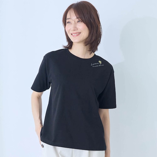 ゆったりシルエットの刺繍プリントTシャツ