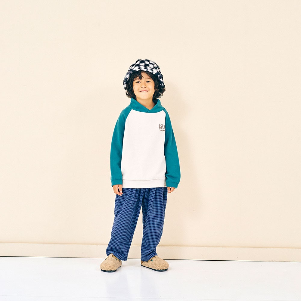 サンドベージュ×ブルーグリーン／モデル身長110cm 、110サイズ着用