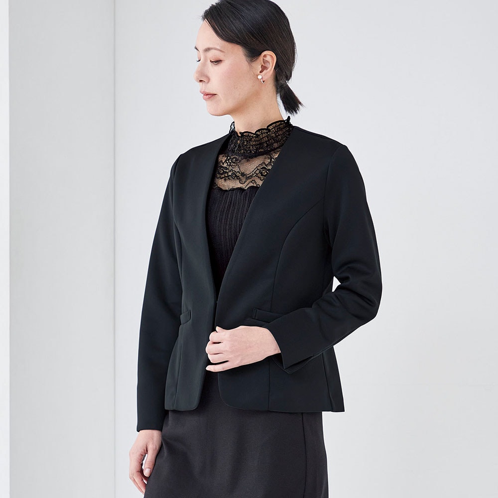 手持ちの服に合わせるだけで装いに華やぎを添えるアイテム
