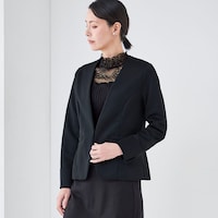 手持ちの服に合わせるだけで装いに華やぎを添えるアイテム