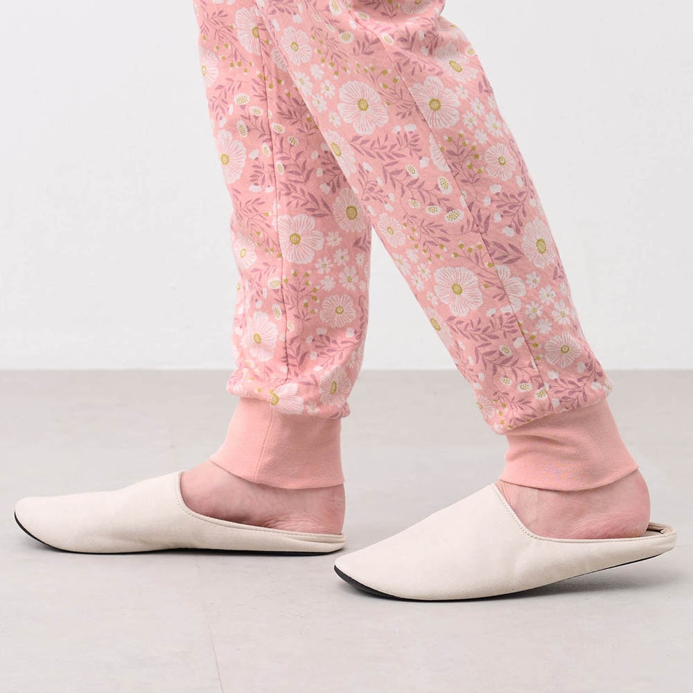 パンツ裾もリブ仕様で寝ている時にずり上がりにくく、寝冷え防止にも