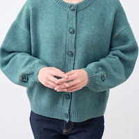 両袖口にぐるりと手仕事のようなお花の刺繍入り