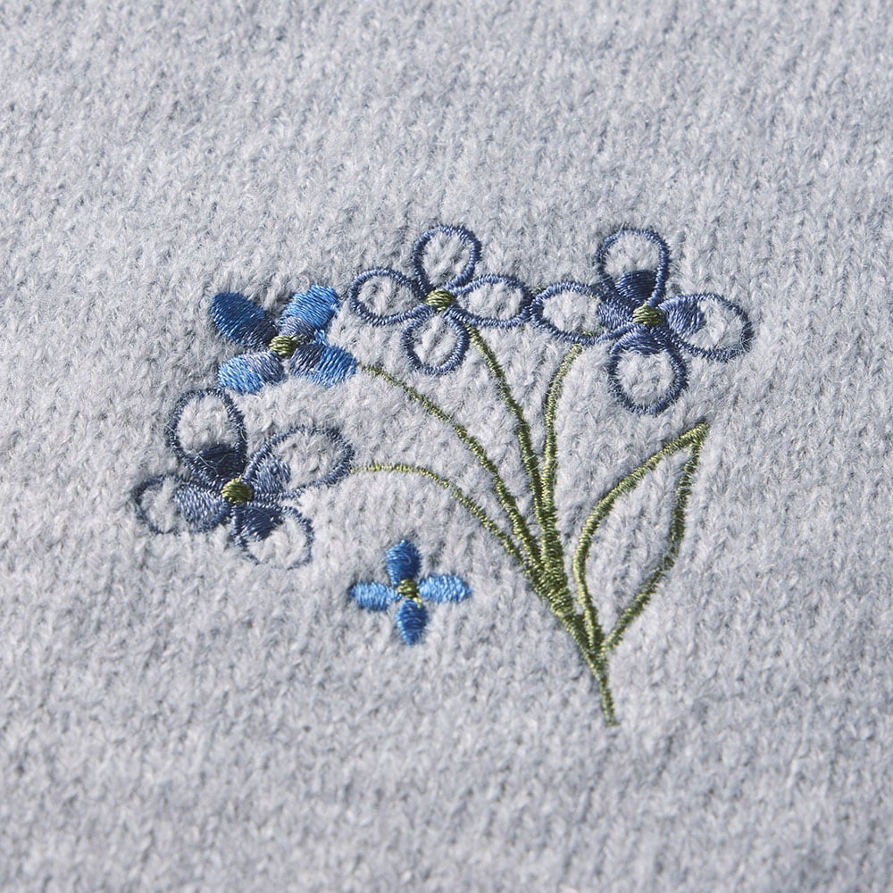左胸元のお花の刺繍がアクセント