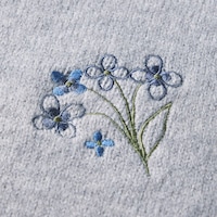 左胸元のお花の刺繍がアクセント