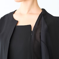 着脱がラクな前開きファスナー仕様