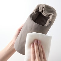 甲部分は拭くだけで汚れが落ちる合皮素材
