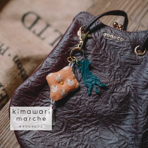 【保護ネコに寄付できる】「のんびりおやすみ」座布団で寝るネコのチャーム［日本製］