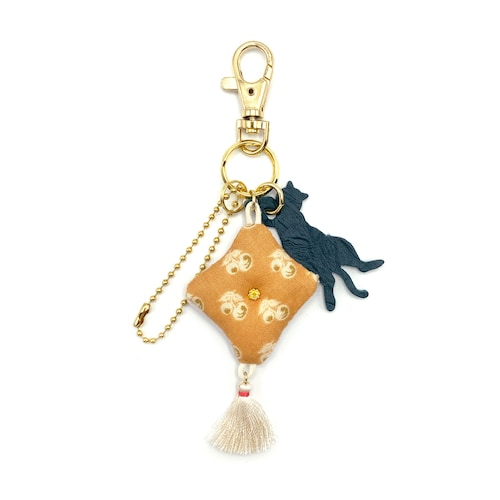 【保護ネコに寄付できる】「のんびりおやすみ」座布団で寝るネコのチャーム［日本製］