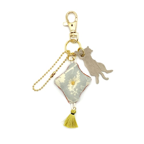 【保護ネコに寄付できる】「のんびりおやすみ」座布団で寝るネコのチャーム［日本製］