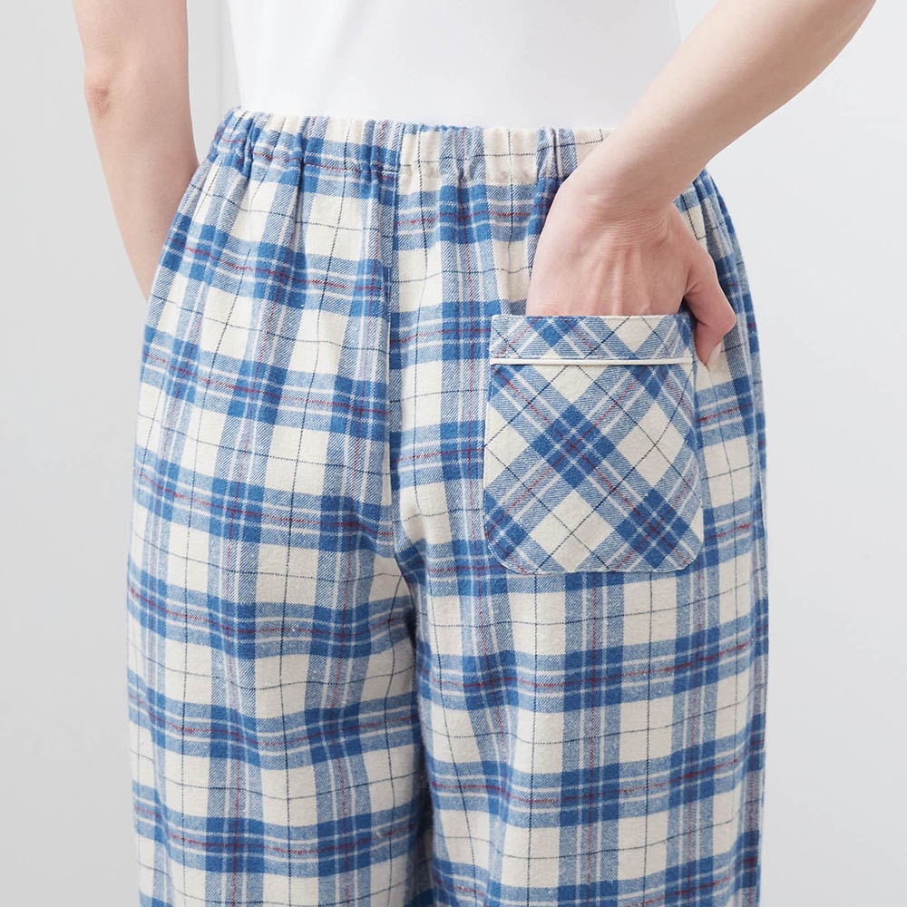 パンツの右後ろには便利なポケット付き