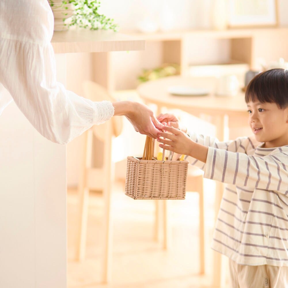なかなか食卓に来ない子どもも、配膳係を任せることで食事スイッチON！