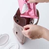 アタッチメントをウェットティッシュに入れた状態で、オープンポケットに上部から入れます。