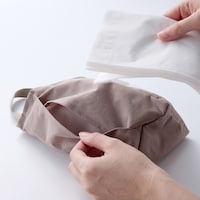 ティッシュはフロント部分から入れます。