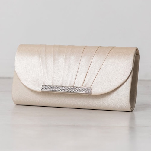 ビジューアクセントのパーティーバッグ