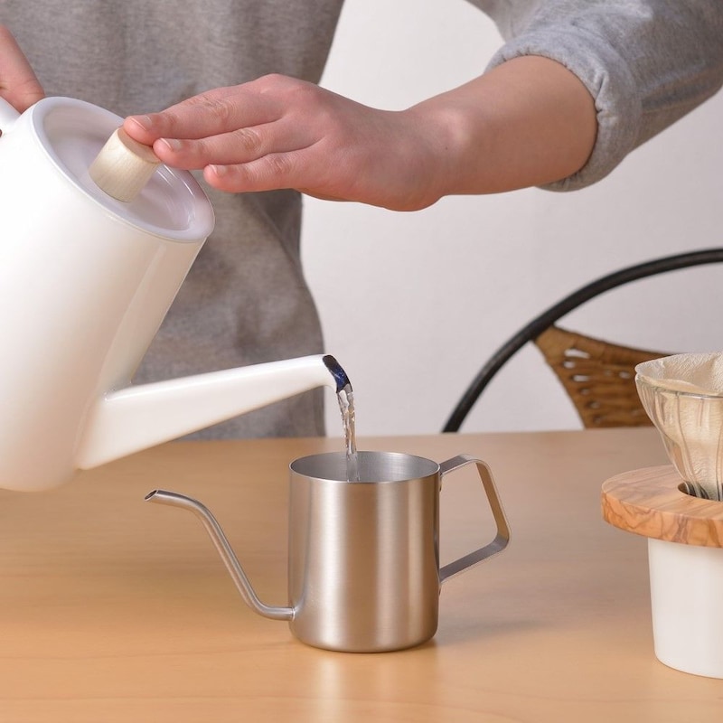 沸騰したお湯を移し替えることで、コーヒーの風味を引き出しやすい温度に