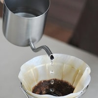 繊細に仕上げられた注ぎ口でゆっくりポタポタと雫のようにお湯を垂らすことが可能