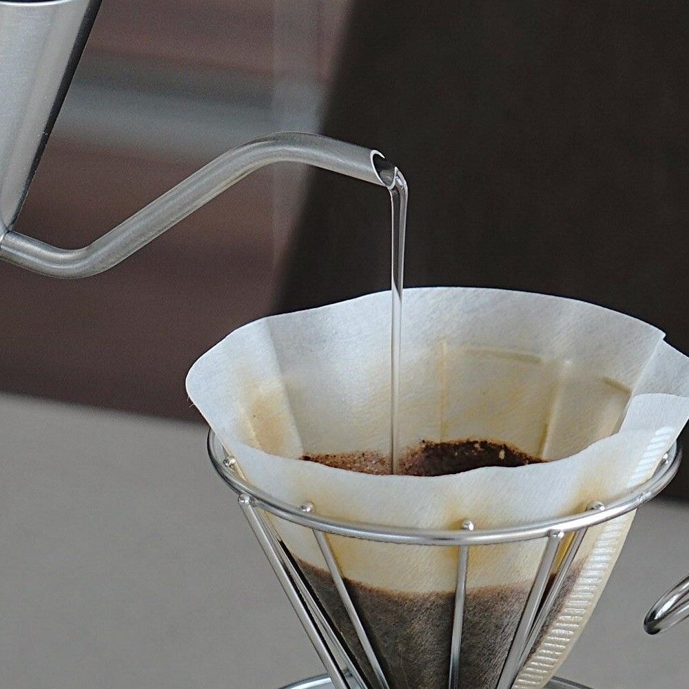 狙ったところに静かに注げる極細の注ぎ口で、ゆっくり静かに注げる