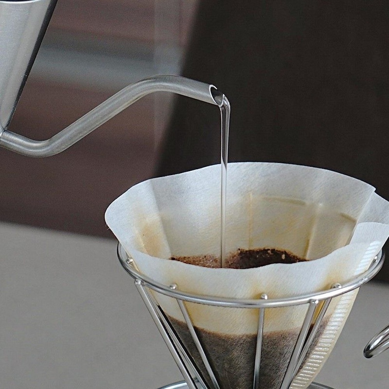 狙ったところに静かに注げる極細の注ぎ口で、ゆっくり静かに注げる