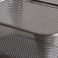 水切れが良い14メッシュ使用、フチを平らに加工することで水がフチの中に溜まりにくい