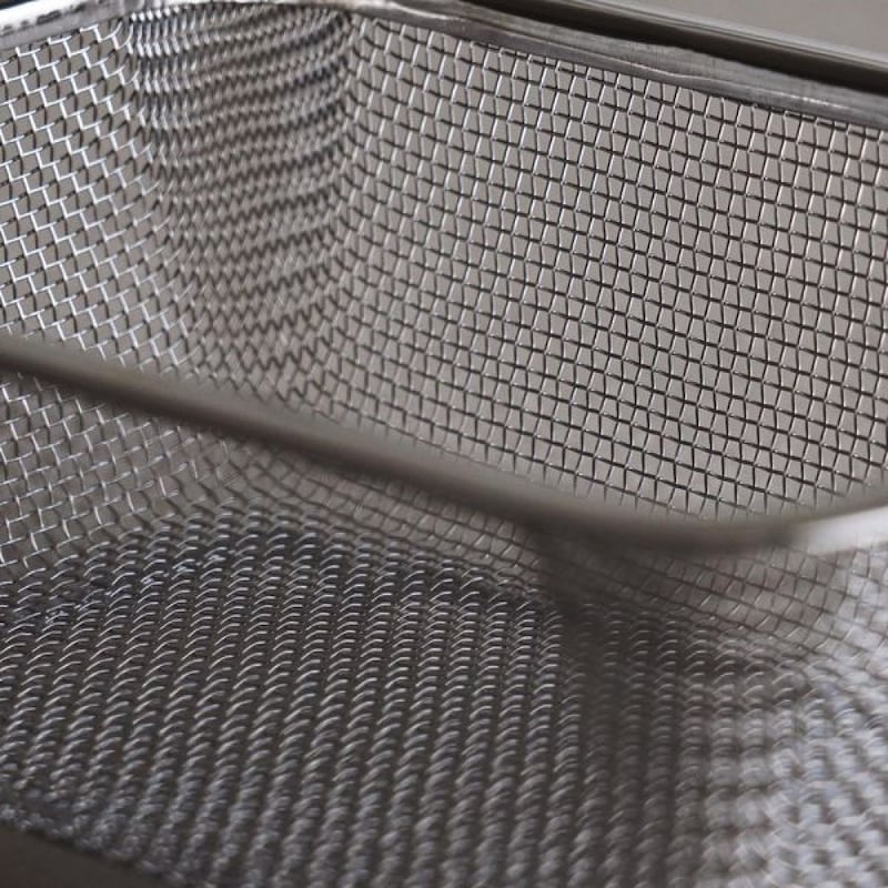 水切れが良い14メッシュ使用、フチを平らに加工することで水がフチの中に溜まりにくい