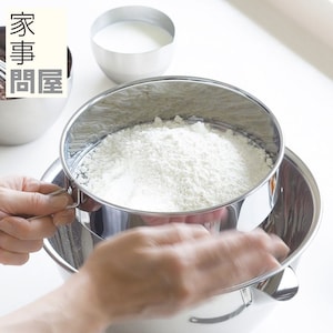 表面はさつまいもやじゃがいも、かぼちゃの裏ごしに。反対面は粉ふるいとして使える両面設計