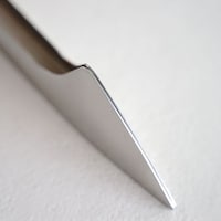 上下を逆向きに持つと、細い先端部分がまるで菜箸のような使い心地に。