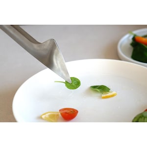 生ハムなどの薄い食材やフルーツの盛付けに