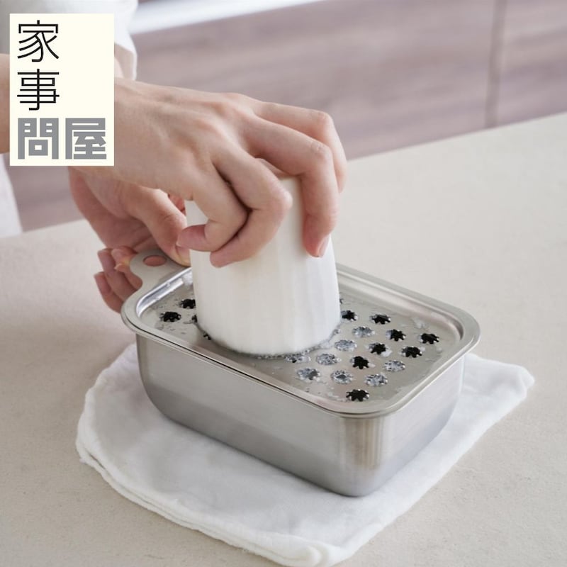 別売の「システムバット1/4」にのせて使えるおろし器