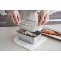 バットの中に「下ごしらえ角ザル1/4」（別売）も入れることで、適度に水切りしながらおろせます