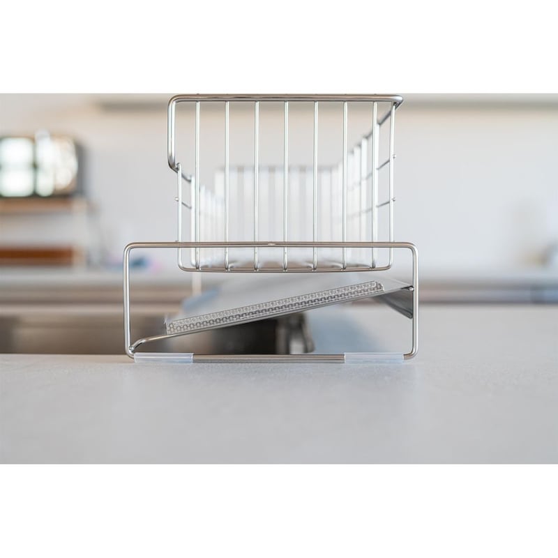 シンクの中に水が流れる斜めトレー