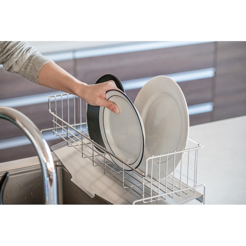 洗った食器を置きやすいように、手前のフチの高さを低くしています