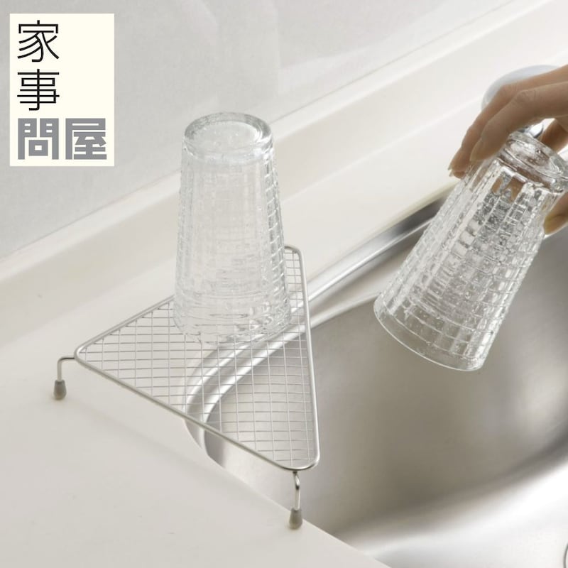 洗面台やキッチンシンクの四隅に設置し、ちょっとした水切りができるコーナーラック
