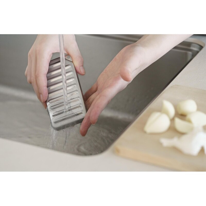 せっけんのように手とこすり合わせれば、手についた魚やニンニクなどのにおいも軽減