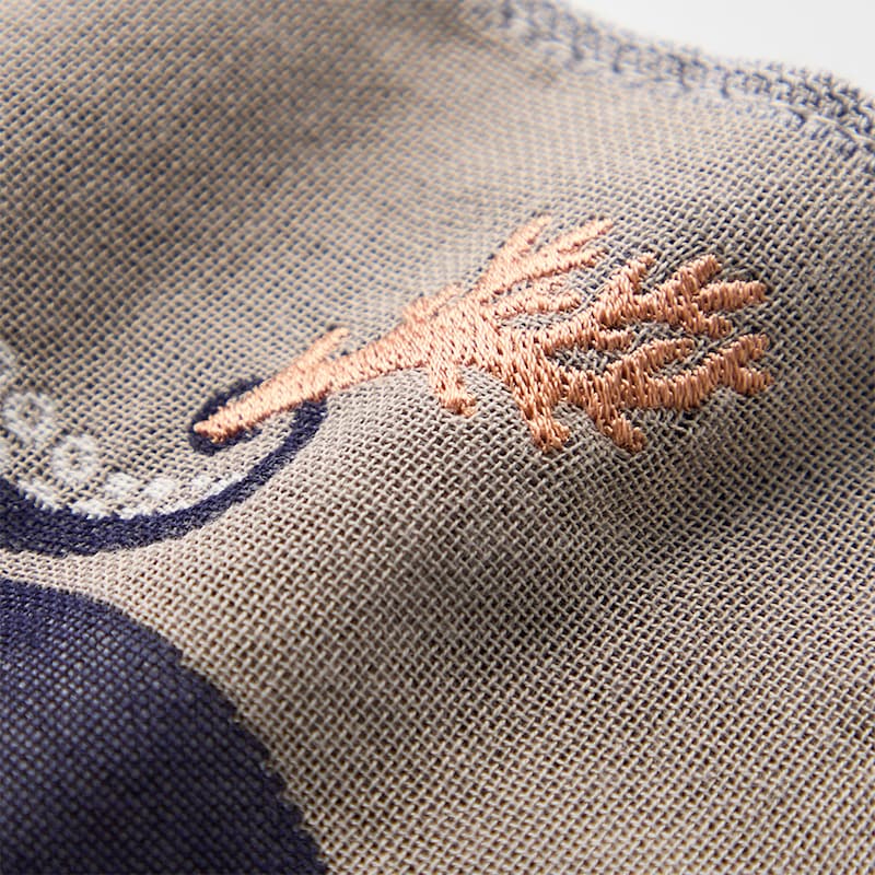 ガーゼ地に刺繍のワンポイント付き