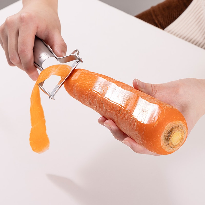 食材の表面を軽くなでるだけでスルスルと気持ちよく皮がむける。圧倒的な切れ味でみずみずしい切り口