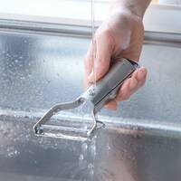 継ぎ目が少なく、洗浄後も水切れが良く清潔に保てます。食洗機にも対応