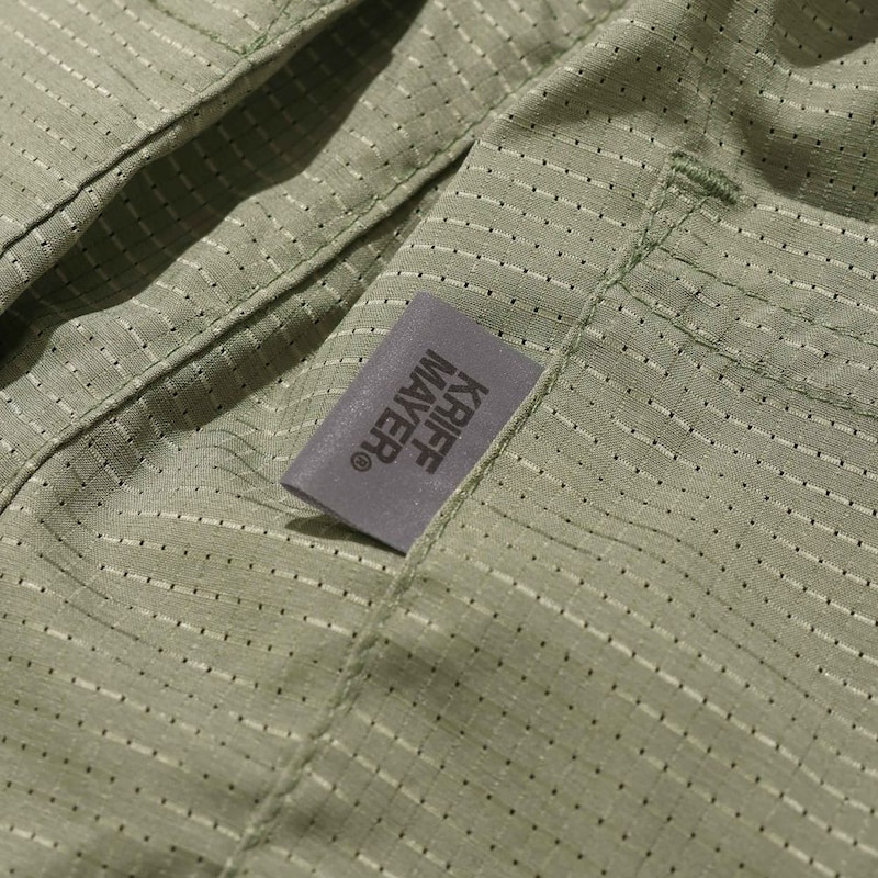 オリーブグリーン