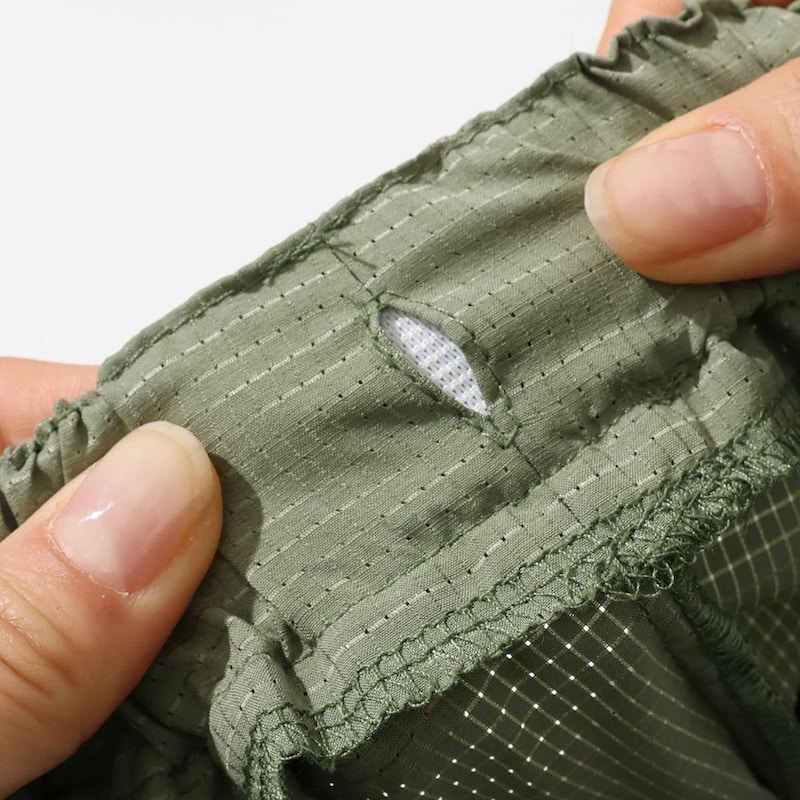 オリーブグリーン