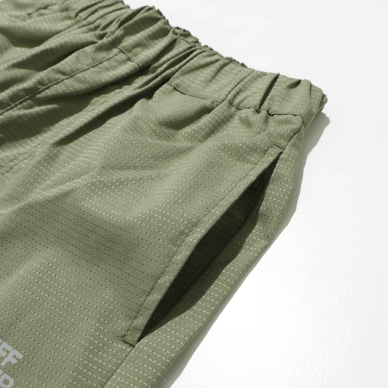 オリーブグリーン