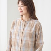 襟ぐりと袖口にはプチフリルをあしらい、大人の可愛らしさをプラス