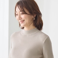 重ね着に活躍するシンプルなハイネックニット