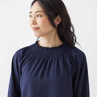 上品な装いにもカジュアルダウンにも合わせやすいシャーリングデザイン