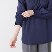 袖口にもシャーリングを施し、たくし上げもしやすく、手元をすっきりとした印象に